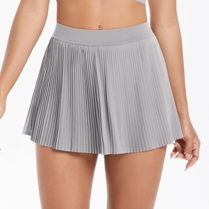 Vue détaillée de la jupe de tennis plissée grise à taille haute et textures pliées
