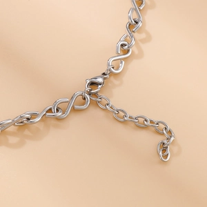 Collier en acier titane avec maillons en forme de 8 et fermoir mousqueton argenté