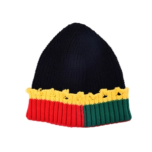 Bonnet en maille rétro avec contrastes rouge, jaune, vert et détails de tricot usés