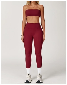 Vorderansicht eines weinroten Yoga-Sets mit trägerlosem Sport-BH und High-Waist-Leggings