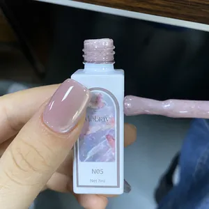 Detail of Mobray cat eye nail polish in shade N05 Morning Mist with 7ml bottle display