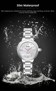 Détail de la montre étanche pour femme avec cadran nacré et bracelet en acier