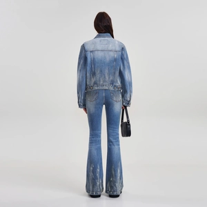Vista posteriore di un set in denim vintage con giacca corta e pantaloni a zampa