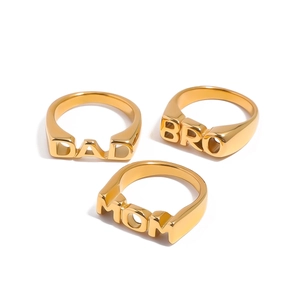 Set di tre anelli in acciaio inossidabile dorato con lettere ritagliate DAD MOM e BRO