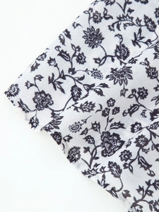Détail du motif floral sur chemise à manches longues avec texture de tissu nette