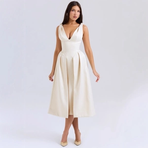 Robe mi-longue élégante en satin beige avec col en V sans manches et une coupe ajustée