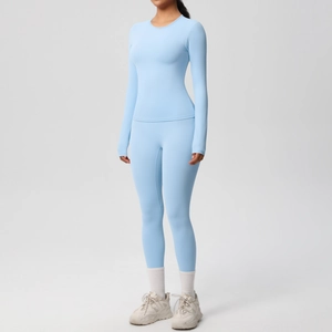 Dettaglio del set da yoga azzurro con texture opaca e design sottile e aderente