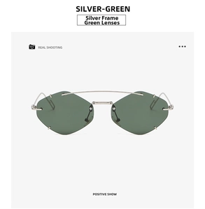 Nahaufnahme der geometrischen randlosen Sonnenbrille mit Silberrahmen und grünen Gläsern