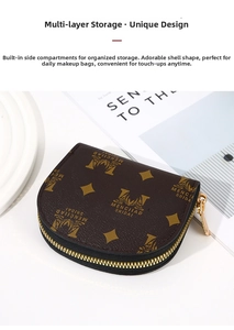 Détail macro du porte-monnaie marron en forme de coquille avec zip doré et motifs