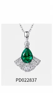 Vue macro du pendentif émeraude poire avec des accents de diamants en éventail
