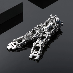 Herren Armband aus Edelstahl mit Wolfskopf und Motorradkette auf schwarzem Hintergrund