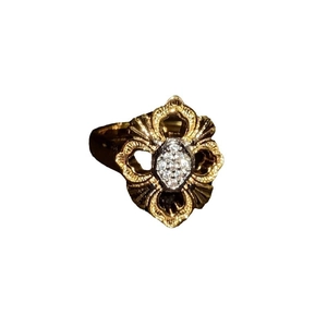 Bague vintage plaquée or avec textures florales baroques et détails en zircons brillants