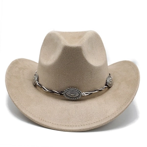 Détail du chapeau de cowboy en daim avec ruban tressé et ornements métalliques argentés