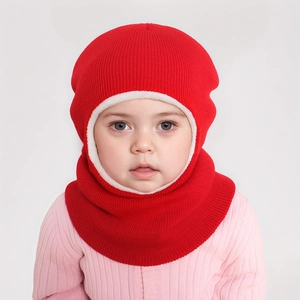 Gros plan sur la capuche en tricot rouge pour bébé avec doublure en polaire blanche