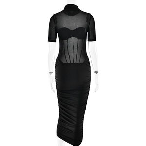 Détail du patchwork en maille transparente et du bustier corset sur robe midi noire