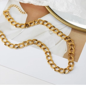 Layout artistico di una collana a doppia catena dorata su sfondo di carta minimalista