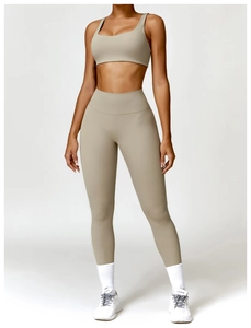 Détail d'un ensemble de yoga kaki clair avec legging taille haute et brassière de sport