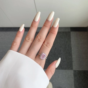 Gros plan d'une bague en argent 925 avec un grand zircon rose de taille rectangulaire