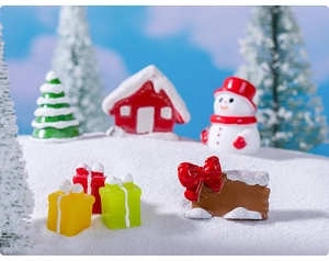 Kit de Noël miniature avec maison rouge, bonhomme de neige et cadeaux sous la neige