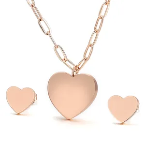 Parure de bijoux en or rose avec collier cœur minimaliste et boucles d'oreilles