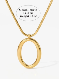 Detailed view of a gold oval pendant necklace with a 42+5cm chain and technical dimensions