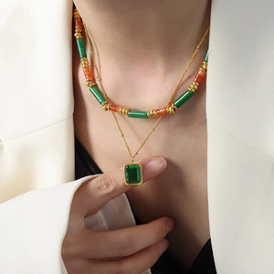 Collana a doppio strato dorata con pendente in pietra verde e perline di pietra naturale