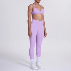 Vista dei dettagli del set leggings yoga a vita alta e reggiseno sportivo viola lavanda