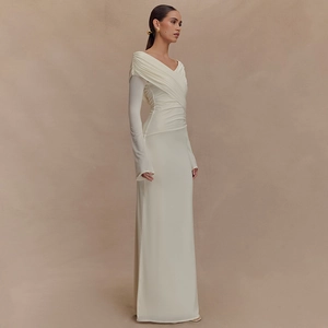 Détail d'une élégante robe de soirée longue moulante à col en V et épaules dénudées crème