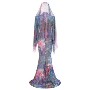 Vue arrière d'une robe moulante galaxie avec voile à capuche et ourlet sirène chic