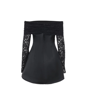 Detail der schulterfreien Spitzenärmel und Satin-Körper an diesem schwarzen Minikleid