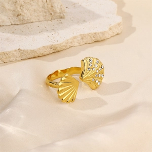 Bague ouverte élégante plaquée or 18k avec texture coquillage et détails en cristal