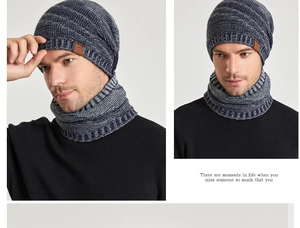 Détail du tricot d'un ensemble bonnet et tour de cou hiver bleu clair et gris avec cuir