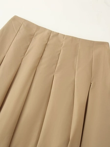 Détails de la taille d'une jupe plissée kaki en tissu de tailleur lisse et élégant