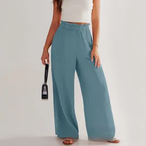 Dettaglio di pantaloni larghi in cotone e lino a vita alta con coulisse elastica e tasche