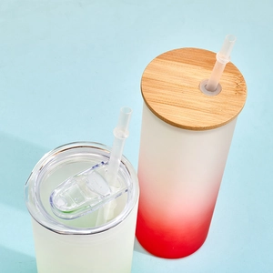 Detailansicht der 12oz Sublimationsgläser mit Bambusdeckel und Trinkhalm