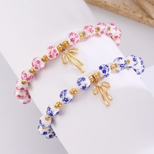 Eleganti bracciali con perline di ceramica floreale e ciondoli a fiocco dorati in rosa e blu