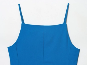 Détail du tissu sergé bleu vif et fine bretelle spaghetti sur un haut élégant