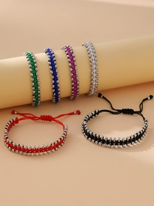 Détail de six bracelets tissés à la main avec perles argentées et cordon ajustable