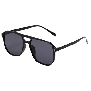 Gafas de sol aviador negras con doble puente y remaches sobre fondo blanco