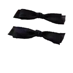 Elegantes Set aus zwei klassischen schwarzen Schleifen-Haarspangen aus Stoff für Damen