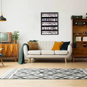Moderne zwarte wanddisplay voor sportkaarten in een minimalistische woonkamer opstelling