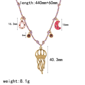 Dimensions détaillées du collier tressé violet avec pendentifs méduse et lune