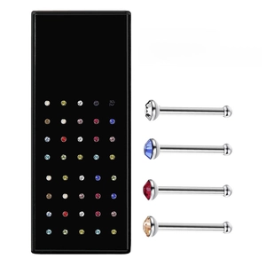 Detail von 40 Stück 2,5 mm Edelstahl Nasenstecker mit bunten Kristallen in einer Box