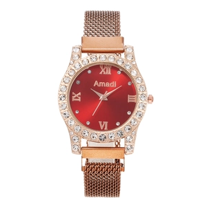Détail du cadran rouge avec lunette en cristal et bracelet en maille d'or rose de montre