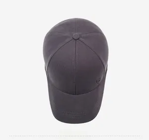 Vue de dessus de la casquette gris foncé montrant la structure à six panneaux et le tissu