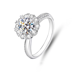 Détail macro d'une bague moissanite 10 griffes en argent S925 avec sertissage floral de diamants