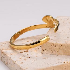 Chic gold geometric snake-shaped bracelet with green drip oil and enamel finish