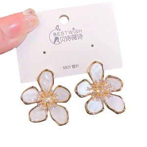 Elegant five-petal flower stud earrings with S925 silver needle and gold accents