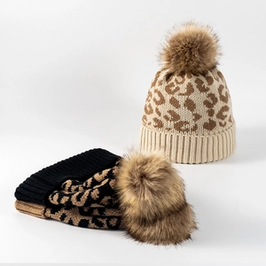 Bonnets en tricot à motif léopard avec pompons en fausse fourrure pour l'hiver chaud