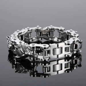 Makroaufnahme von Silber-Wolfskopf-Charm an einem schweren Hip-Hop-Kettenarmband aus Stahl